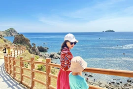 Bé 6 tuổi cùng mẹ du lịch xuyên Việt, làm thiện nguyện ở Tây Nguyên