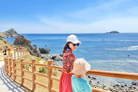 Bé 6 tuổi cùng mẹ du lịch xuyên Việt, làm thiện nguyện ở Tây Nguyên