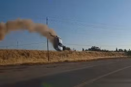 Ô tô bay cao 20 mét rồi cắm đầu xuống đất như phim