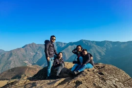 Gia đình nhỏ mãn nhãn khi ngắm núi non hùng vĩ Đông-Tây Bắc bộ