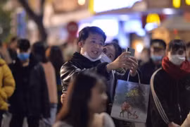 Phố đi bộ Hồ Gươm ngập tràn “cẩu lương” khoảnh khắc đón năm mới