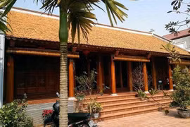 Nhà gỗ 3 gian mùa hè mát mẻ, mùa đông ấm áp, mộc mạc với hơi thở thiên nhiên