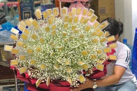 Chủ nhân món quà khủng dịp 8/3: Bó hoa gắn 100 cây vàng