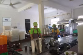 Hiệu trưởng trường Tiểu học Trần Thị Bưởi phản hồi về thức ăn bán trú 'nghèo nàn'