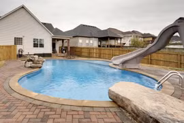 Ngôi nhà nhiều nắng với bể bơi xanh mát của người Việt trên đất Mỹ