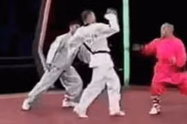Video: Nhà sư Thiếu Lâm tỉ thí cao thủ Taekwondo và cái kết bất ngờ