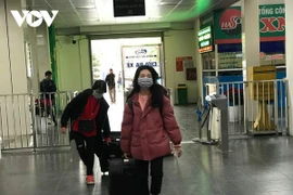 Người dân đội mưa rét trở về Thủ đô sau Tết Nguyên đán