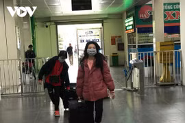 Người dân đội mưa rét trở về Thủ đô sau Tết Nguyên đán