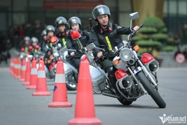 Ngắm ‘bông hồng thép’ đánh võng mô tô, một tay quật ngã tội phạm