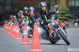 Ngắm ‘bông hồng thép’ đánh võng mô tô, một tay quật ngã tội phạm