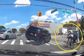 Tông nhau giữa ngã tư, ô tô va trúng người đi xe đạp