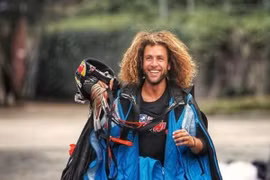 Thót tim chứng kiến cảnh người đàn ông bay vào “ngôi nhà của quỷ“