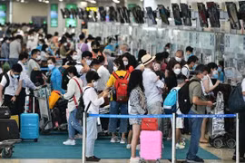 “Du lịch trả thù” bùng nổ gây tranh cãi trong cộng đồng mạng