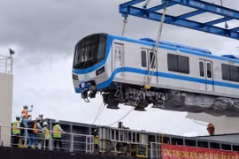 Hai đoàn tàu metro số 1 về đến cảng Khánh Hội TP.HCM