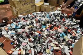 Đang livestream chốt đơn thì bị bắt quả tang bán hàng giả