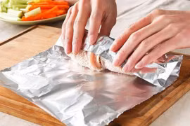 Sai lầm khi dùng giấy bạc chế biến đồ ăn gây hại sức khoẻ