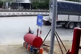 Va chạm xe tải, ôtô tông vào dải phân cách lật ngửa