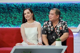 Thúy Hạnh bỏ quên chồng ở sân bay