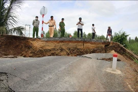 Đường vừa đưa vào sử dụng đã vỡ toác như gặp động đất