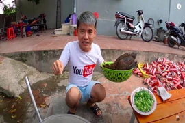 Nấu cháo gà nguyên lông, con trai bà Tân Vlog lại gây phẫn nộ
