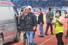 Bạo loạn giải Indonesia: CĐV phá hàng rào, đuổi đánh nhau trên khán đài