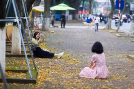 Hà Nội mùa thay lá, giới trẻ check in đẹp như xứ Hàn 