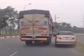 Lái xe tải chạy ẩu, ép ô tô con lao lên dải phân cách