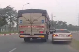 Lái xe tải chạy ẩu, ép ô tô con lao lên dải phân cách
