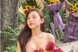 Hé lộ danh tính người yêu hot girl của 'nam thần sân cỏ'