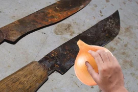 Dao bị cùn, thử chà theo cách này đảm bảo bóng loáng