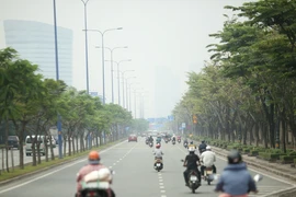 Tòa nhà cao nhất Việt Nam mờ ảo trong bụi mù vì ô nhiễm không khí