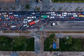 Kẹt xe kinh hàng ngày cuối tuần tại TP HCM 