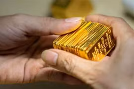 Thấy mẹ ốm, em trai đòi chị gái đưa thêm tiền chu cấp