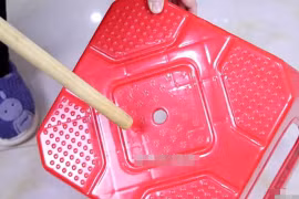 Cái lỗ nhỏ ở giữa chiếc ghế nhựa để làm gì?