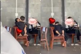 Cặp đôi học sinh hôn nhau tại quán cafe khiến netizen “nóng mắt“