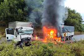 Giải cứu thành công tài xế vụ hai xe tải đối đầu, bốc cháy 