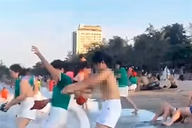 Xác minh nhóm du khách cởi áo ngực "team building" trên biển Cửa Lò