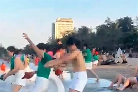 Xác minh nhóm du khách cởi áo ngực "team building" trên biển Cửa Lò