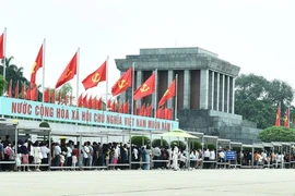 Dòng người trật tự xếp hàng vào lăng viếng Bác Hồ ngày thống nhất đất nước