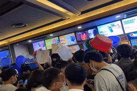 Giới trẻ Hà thành mang cả xô, chậu đến rạp chiếu phim