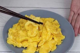 Rán trứng mềm, xốp, vàng ươm nhớ cho thêm 2 nguyên liệu này