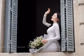 “Hot girl áo dài Sài thành” thả dáng bên cúc họa mi đầu mùa