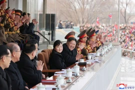 Lãnh đạo Triều Tiên Kim Jong-un đưa con gái đi xem bóng đá