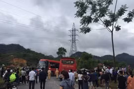 Mưa lớn, đường trơn trượt, 2 xe khách đấu đầu trên đèo Pha Đin