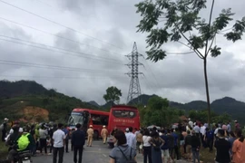 Mưa lớn, đường trơn trượt, 2 xe khách đấu đầu trên đèo Pha Đin