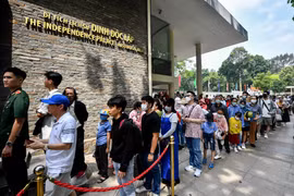Hàng dài người xếp hàng, chờ vào Dinh Độc lập sáng 30/4