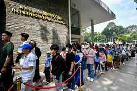 Hàng dài người xếp hàng, chờ vào Dinh Độc lập sáng 30/4