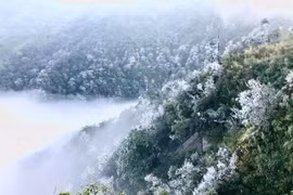 Băng giá phủ trắng nhiều khu vực ở Tây Bắc