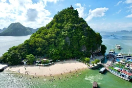 Hòn đảo nằm nghiêng lạ mắt, khách rủ nhau giải nhiệt ở Hạ Long