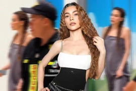 Hồ Ngọc Hà bị bắt gặp mặc váy ngủ sau sân khấu